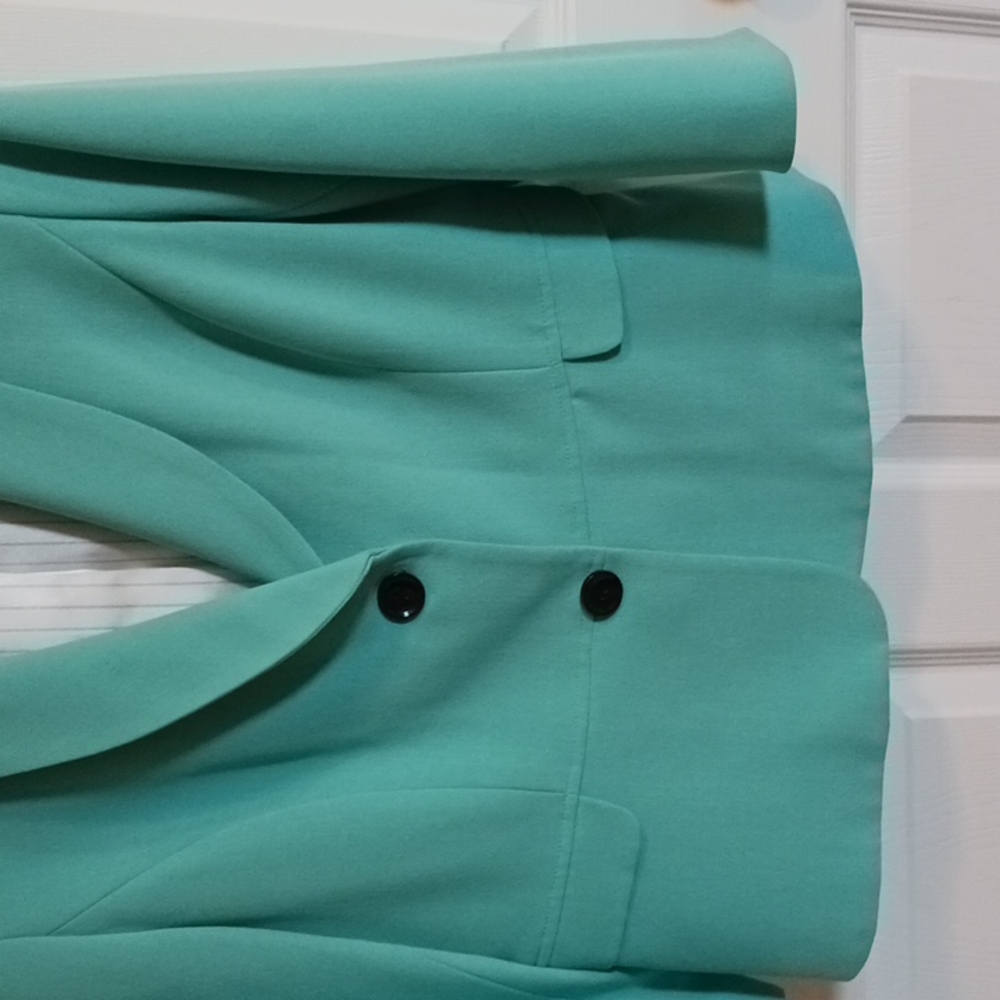 Kasper curved collared Aquamarine jacket Size 12.  2 black button closure.